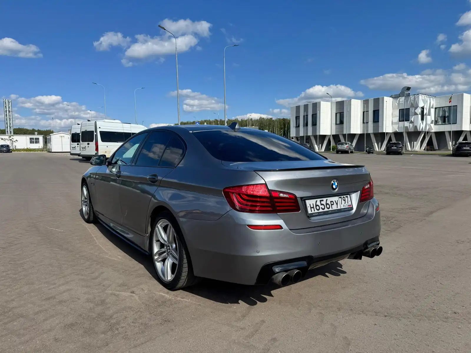 Фото автомобиля BMW SERIE 5, 2016 — госномер Н656РУ797. Цвет: СЕРЫЙ