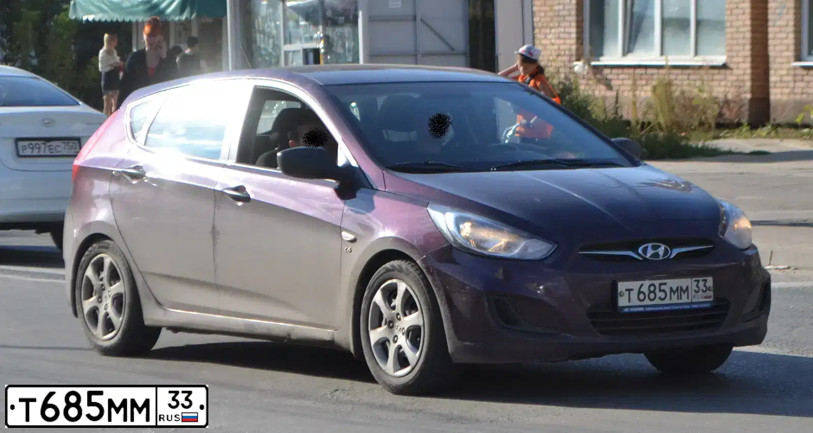 Фото автомобиля HYUNDAI SOLARIS, 2012 — госномер Т685ММ33. Цвет: ФИОЛЕТОВЫЙ