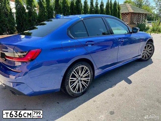 Фото автомобиля BMW SERIE 3, 2019 — госномер Т636СМ799. Цвет: синий