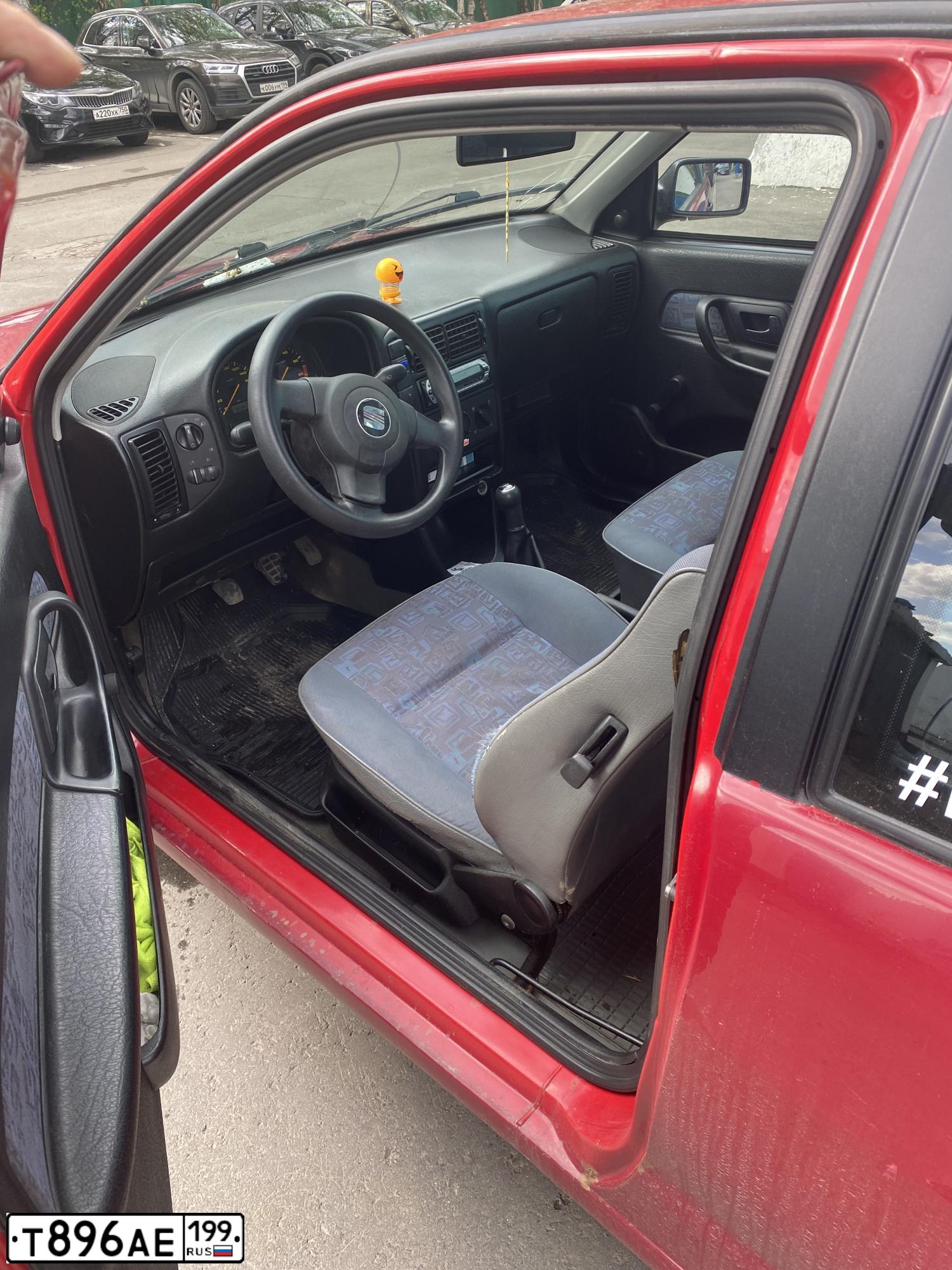 Фото автомобиля SEAT IBIZA, 1998 — госномер Х685ХЕ77. Цвет: Красный