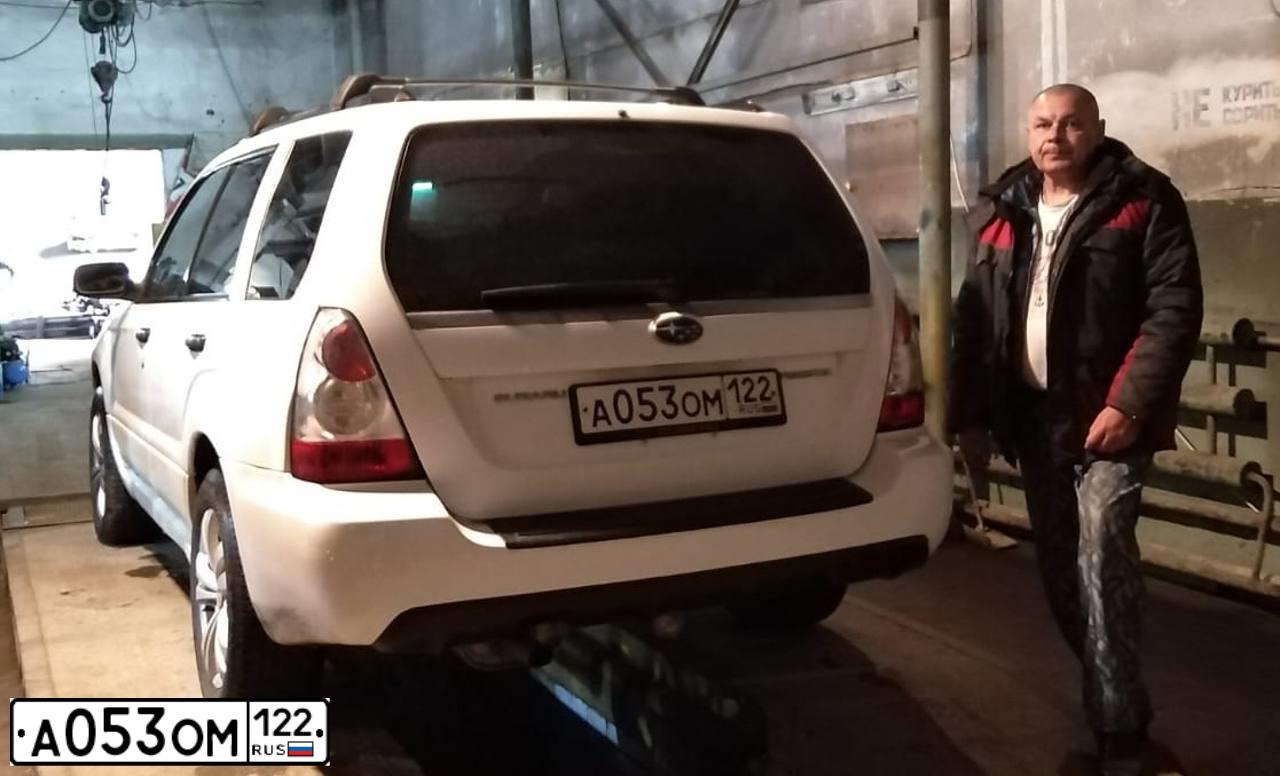 Фото автомобиля SUBARU FORESTER, 2005 — госномер Р574ВК154. Цвет: Белый