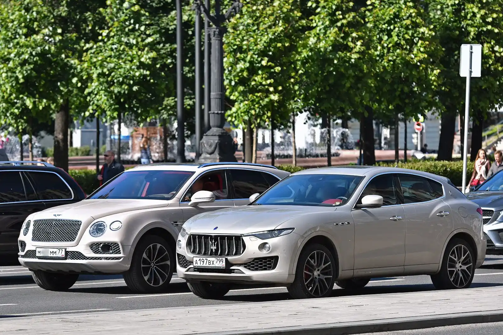 Фото автомобиля MASERATI LEVANTE, 2017 — госномер Х838ТХ797. Цвет: ЗОЛОТИСТЫЙ