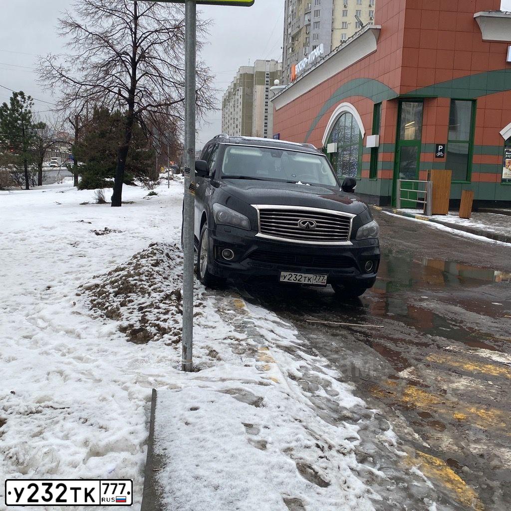 Фото автомобиля INFINITI QX80 /QX56/, 2011 — госномер М902МР77. Цвет: ЧЕРНЫЙ