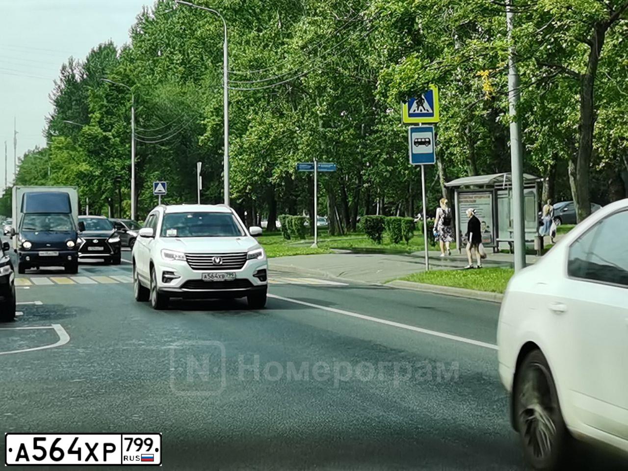 Фото автомобиля HYUNDAI SOLARIS, 2021 — госномер Р687КН977. Цвет: Коричневый