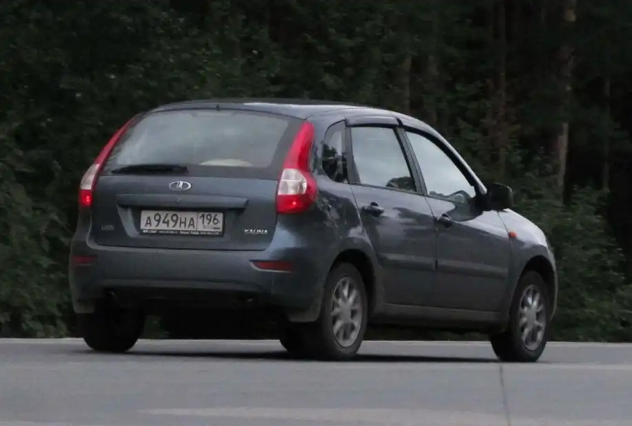 Фото автомобиля LADA 2192 KALINA, 2013 — госномер А949НА196. Цвет: СЕРО-СИНИЙ