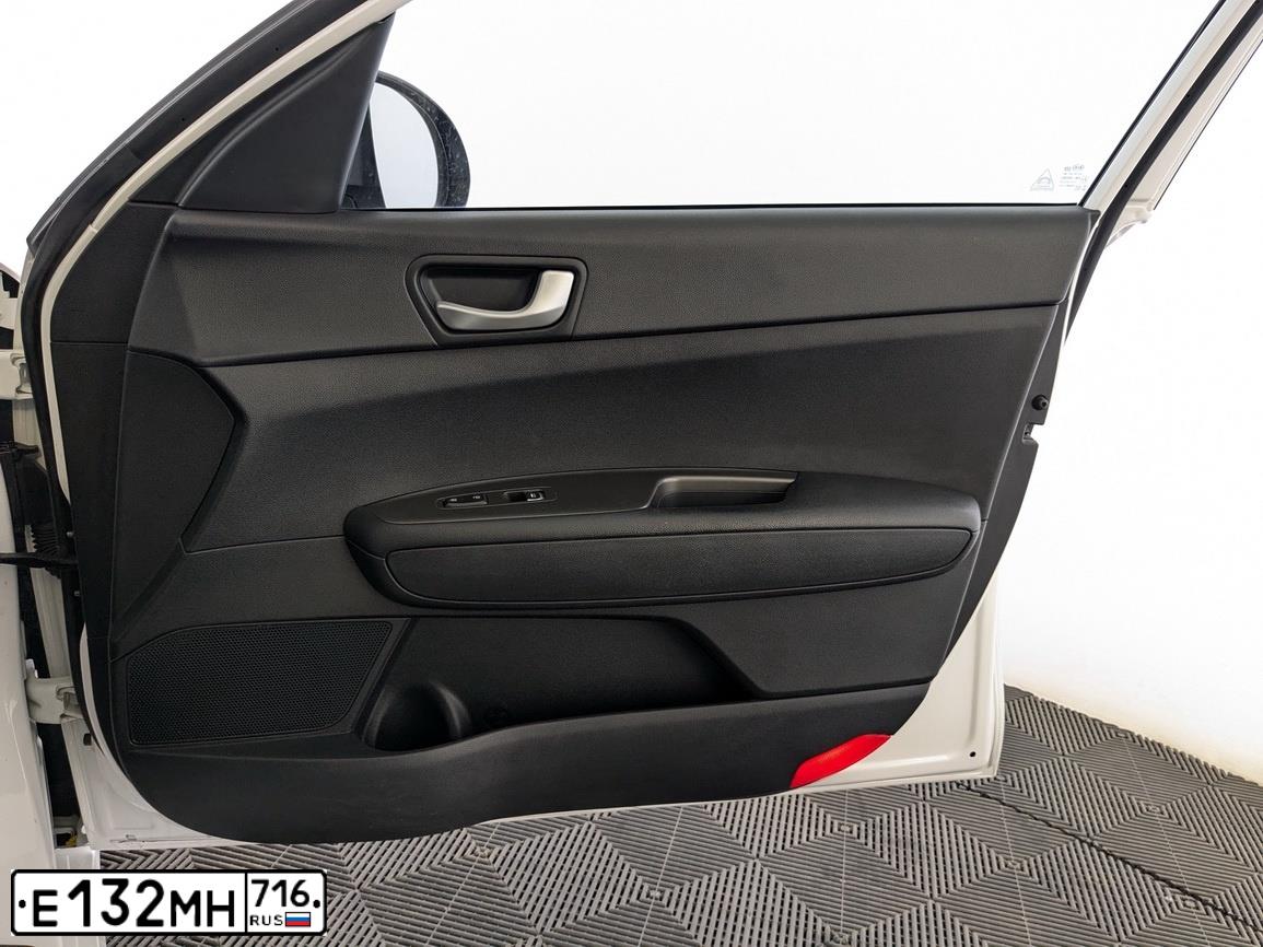 Фото автомобиля KIA OPTIMA, 2019 — госномер Н429ВА250. Цвет: Белый