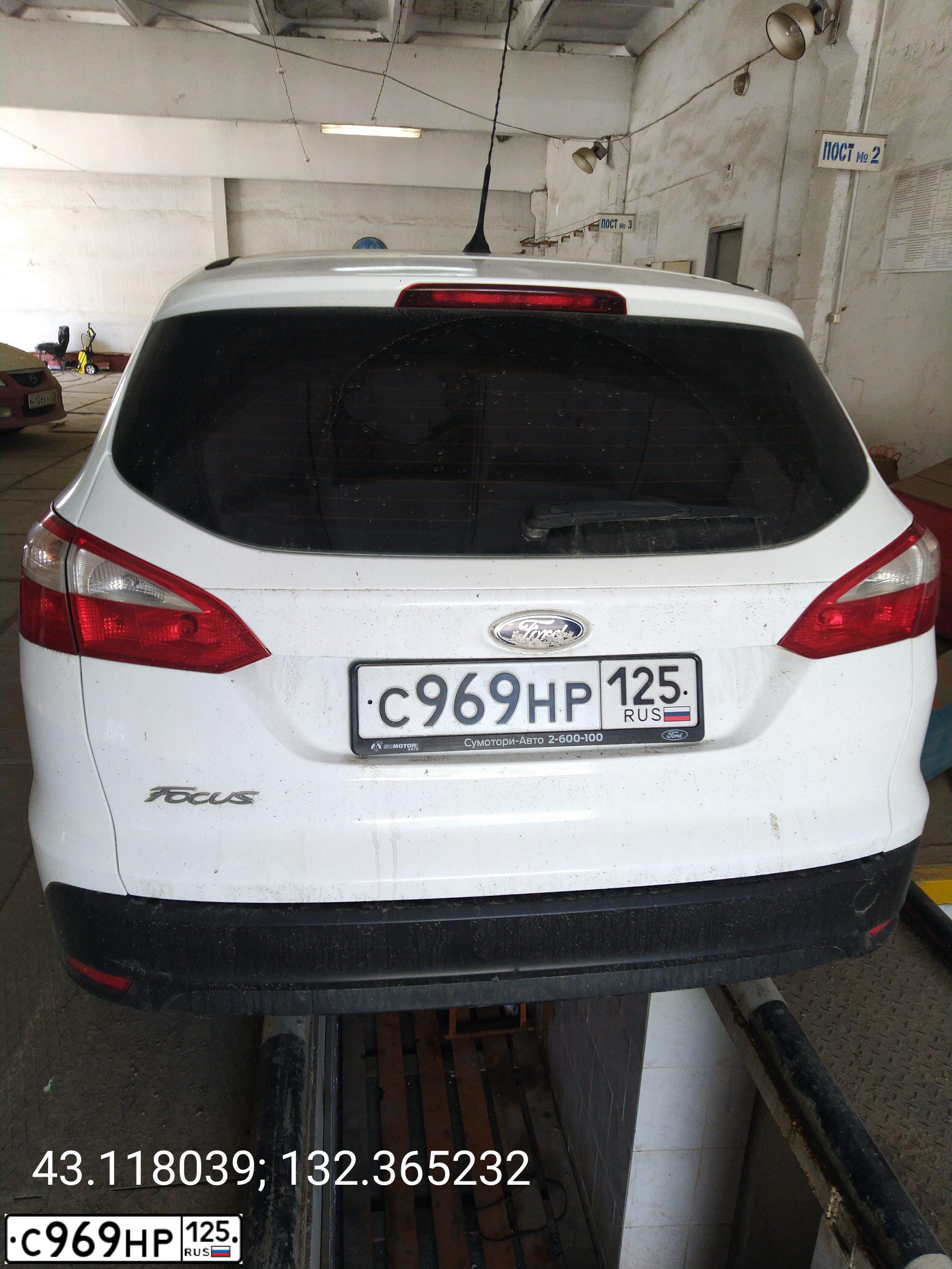 Фото автомобиля FORD D FOCUS, 2012 — госномер Х050СМ124. Цвет: Белый