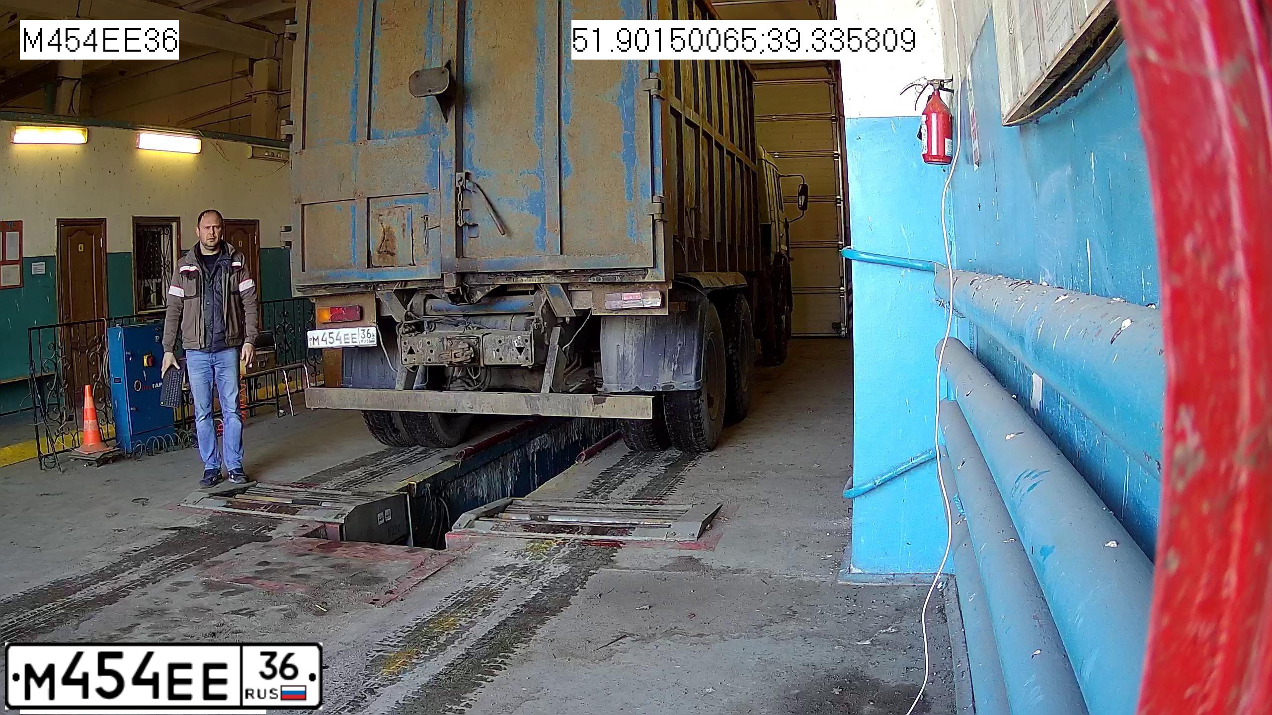 Фото автомобиля KAMAZ 53229 /6X4/, 2006 — госномер М454ЕЕ36. Цвет: ДЫМЧАТЫЙ СВЕТЛЫЙ