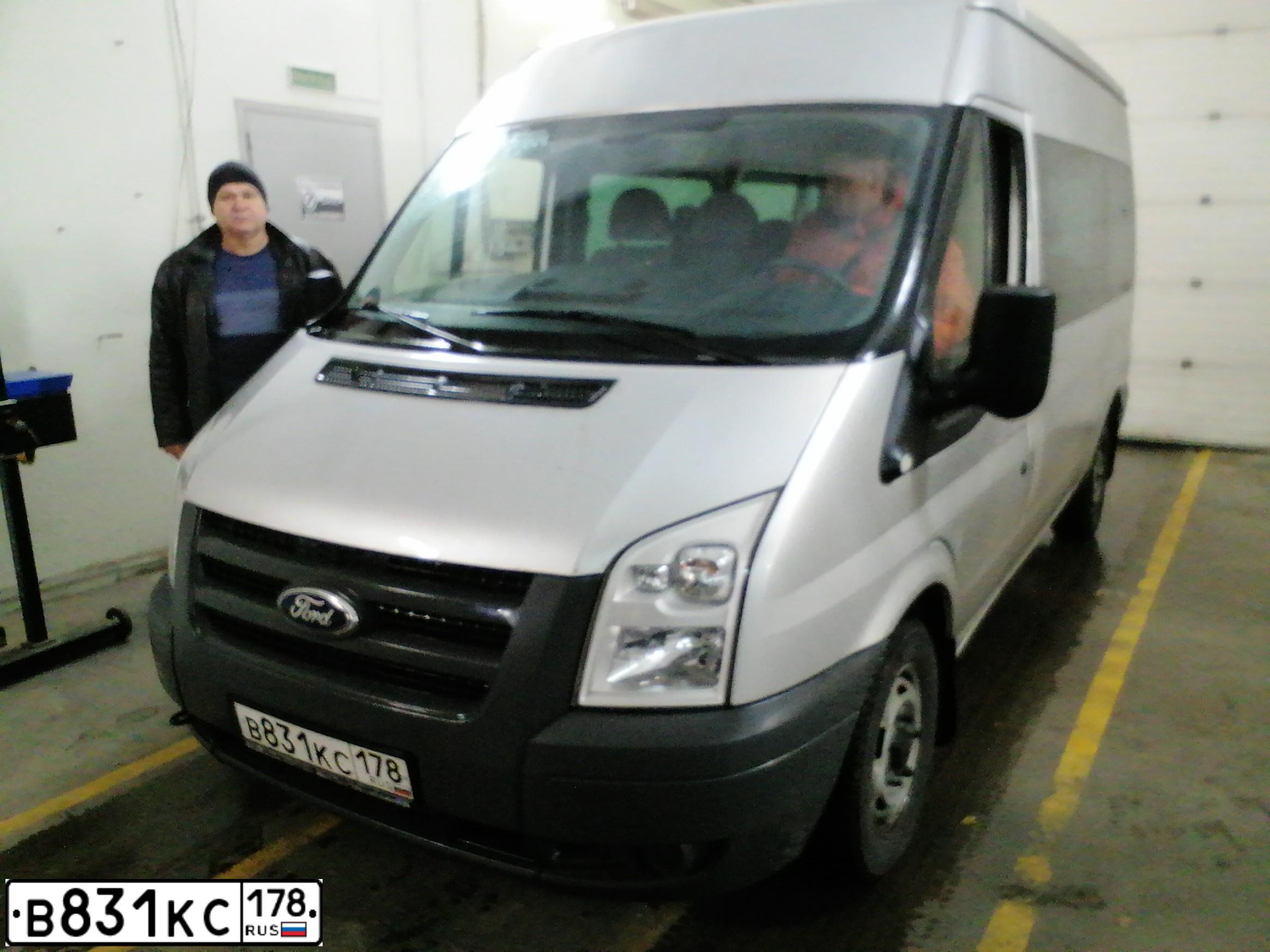 Фото автомобиля FORD TRANSIT, 2011 — госномер В831КС178. Цвет: СЕРЕБРИСТЫЙ