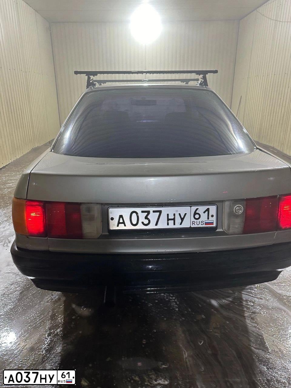 Фото автомобиля AUDI 80, 1987 — госномер А037НУ61. Цвет: Серый