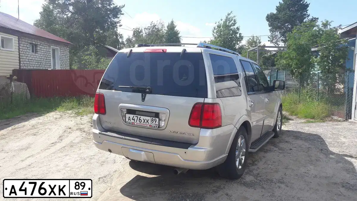 Фото автомобиля LINCOLN NAVIGATOR, 2005 — госномер А476ХК89. Цвет: БЕЛЫЙ (СЕРЕБРИСТЫЙ)