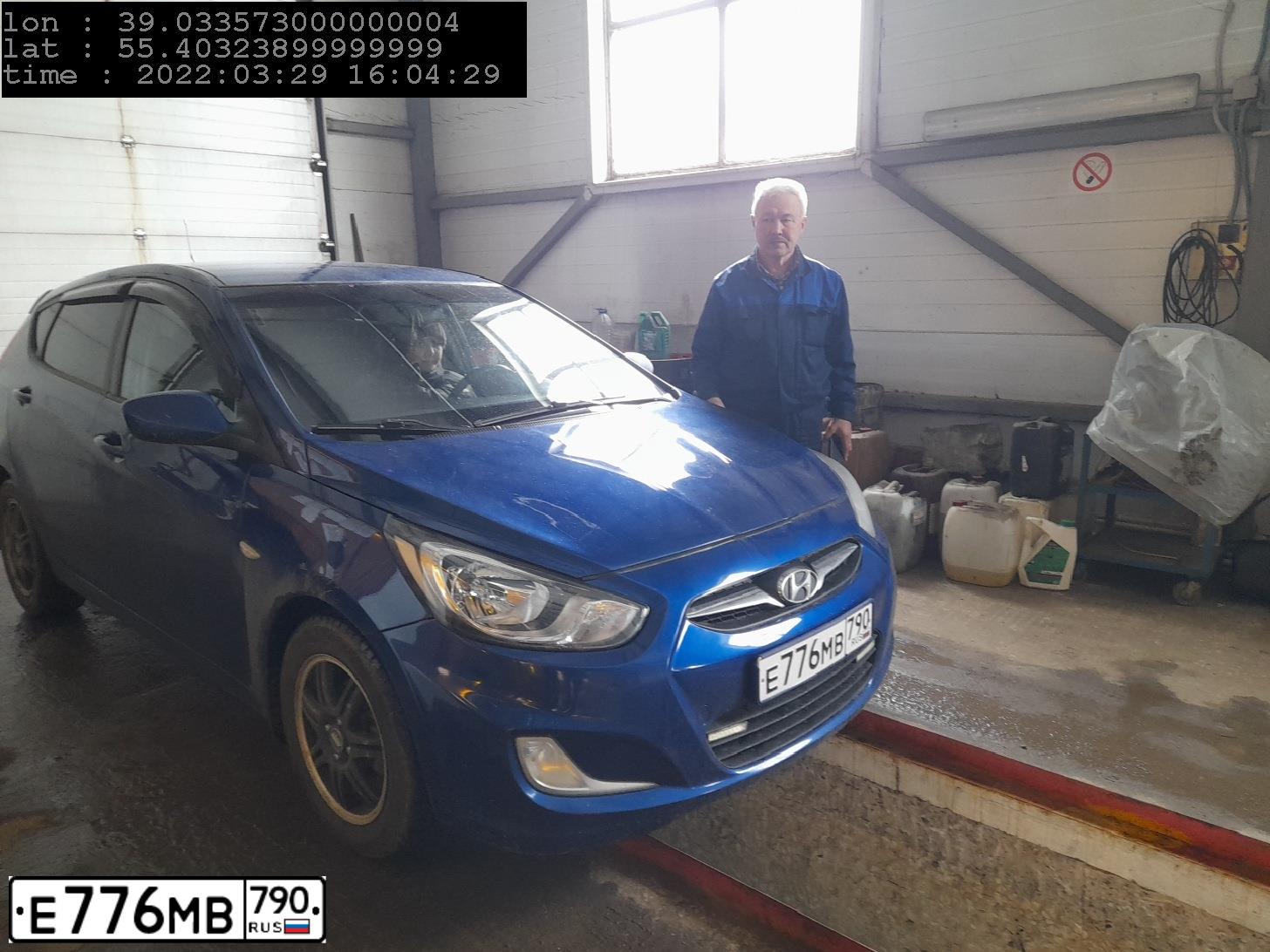 Фото автомобиля HYUNDAI SOLARIS, 2011 — госномер Е776МВ790. Цвет: Темно-синий
