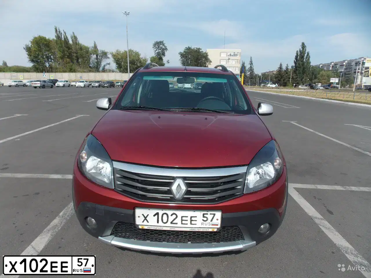 Фото автомобиля RENAULT T SANDERO, 2011 — госномер Н922ХЕ46. Цвет: Красный