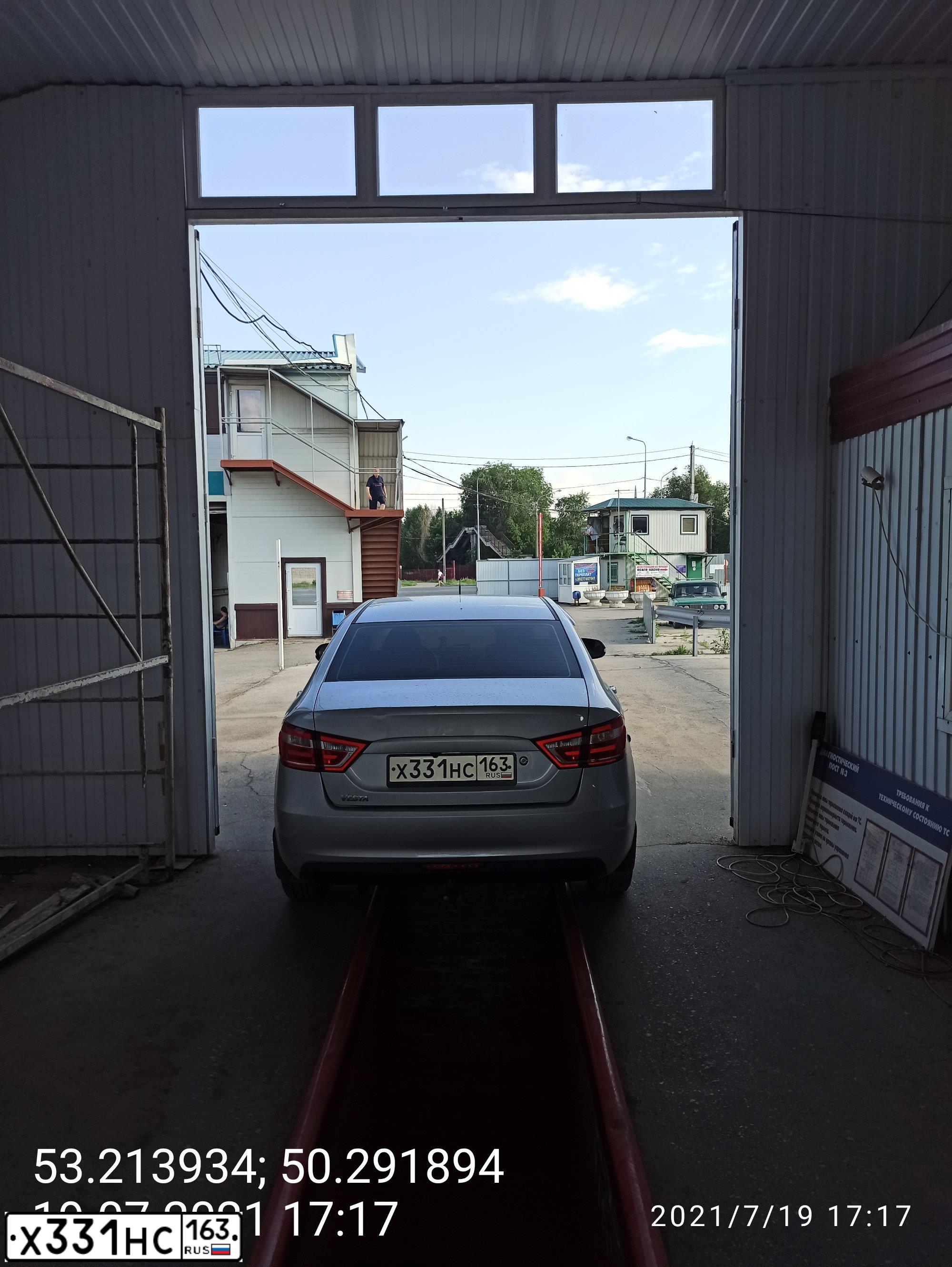 Фото автомобиля LADA VESTA, 2016 — госномер Х331НС163. Цвет: СЕРЕБРИСТЫЙ