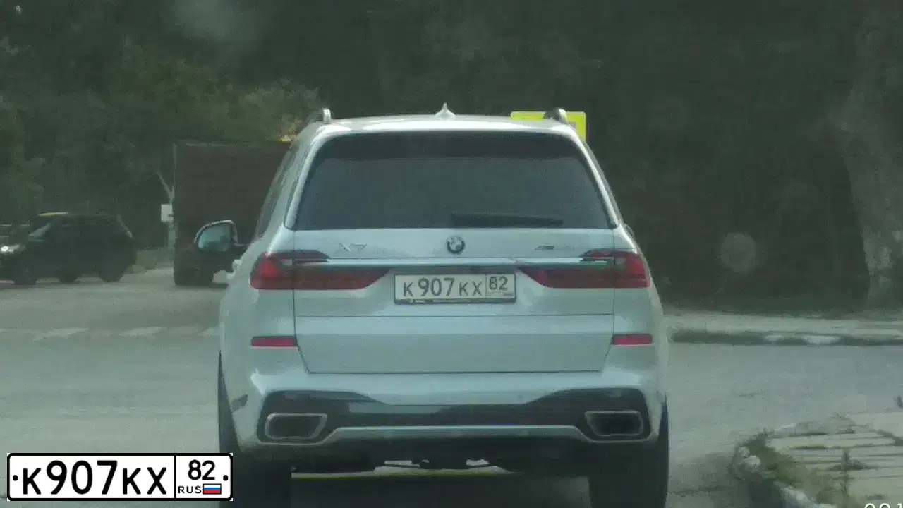 Фото автомобиля BMW X7, 2019 — госномер В001УУ82. Цвет: Белый