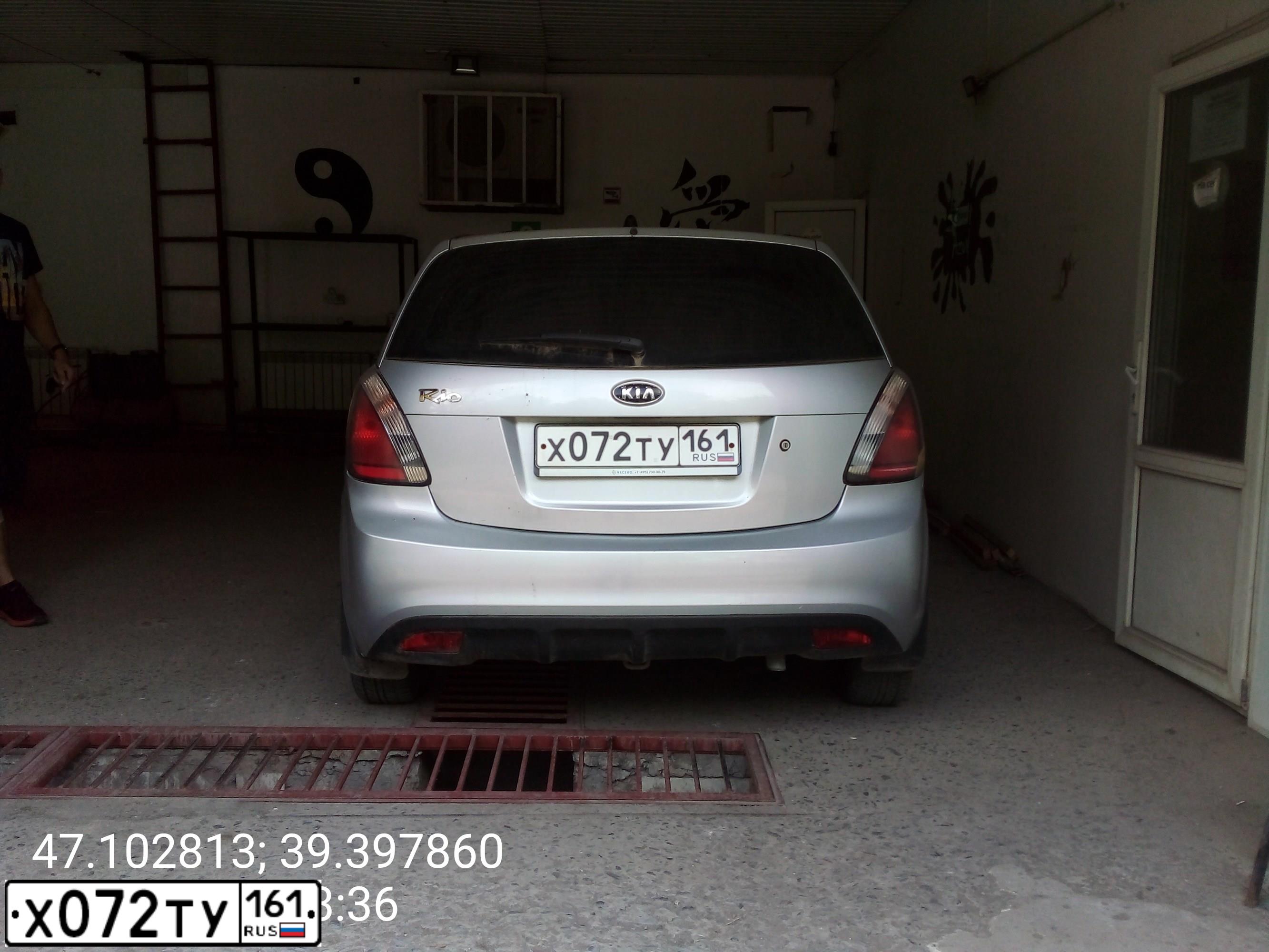 Фото автомобиля KIA RIO, 2010 — госномер Х072ТУ161. Цвет: Серебристый