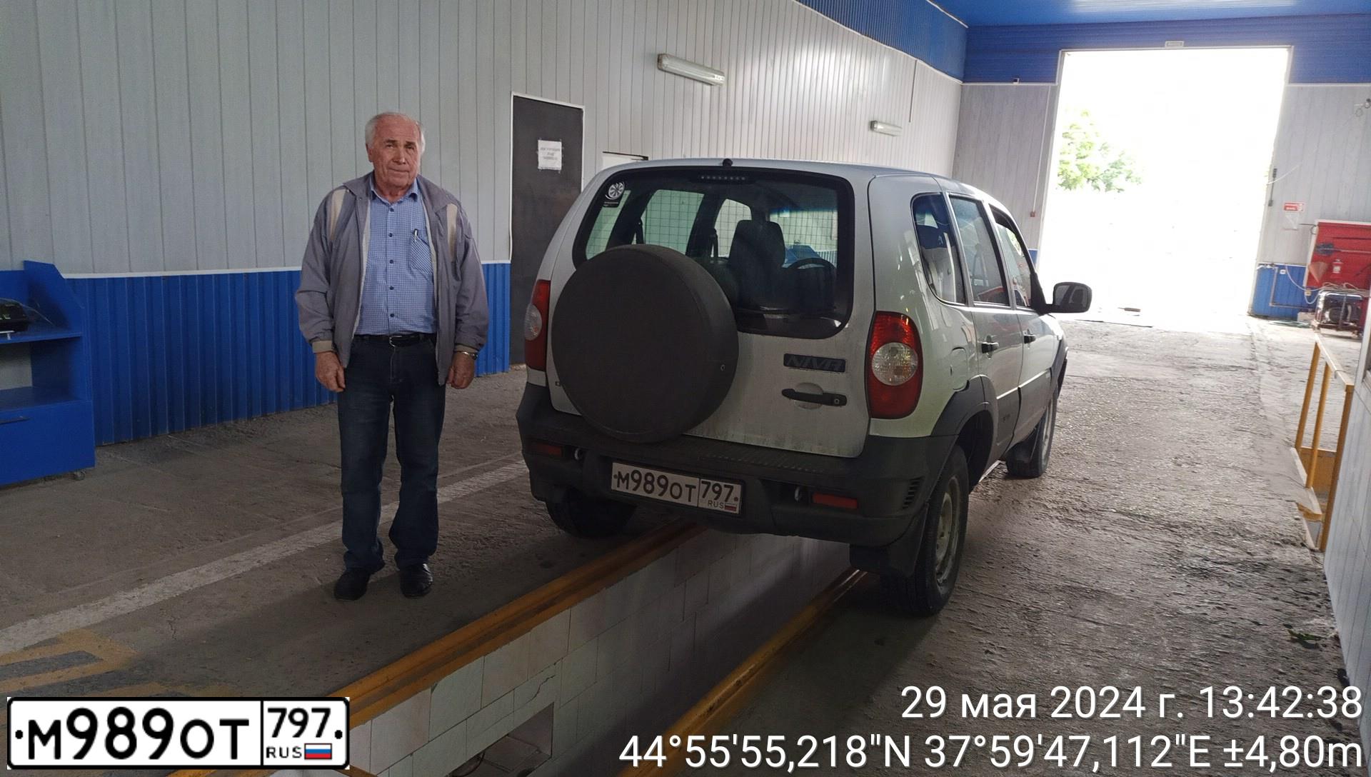 Фото автомобиля CHEVROLET NIVA, 2018 — госномер У400ОВ152. Цвет: ЯРКО - БЕЛЫЙ