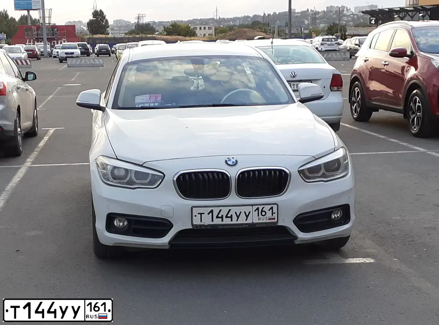Фото автомобиля BMW SERIE 1, 2016 — госномер Т144УУ161. Цвет: БЕЛЫЙ