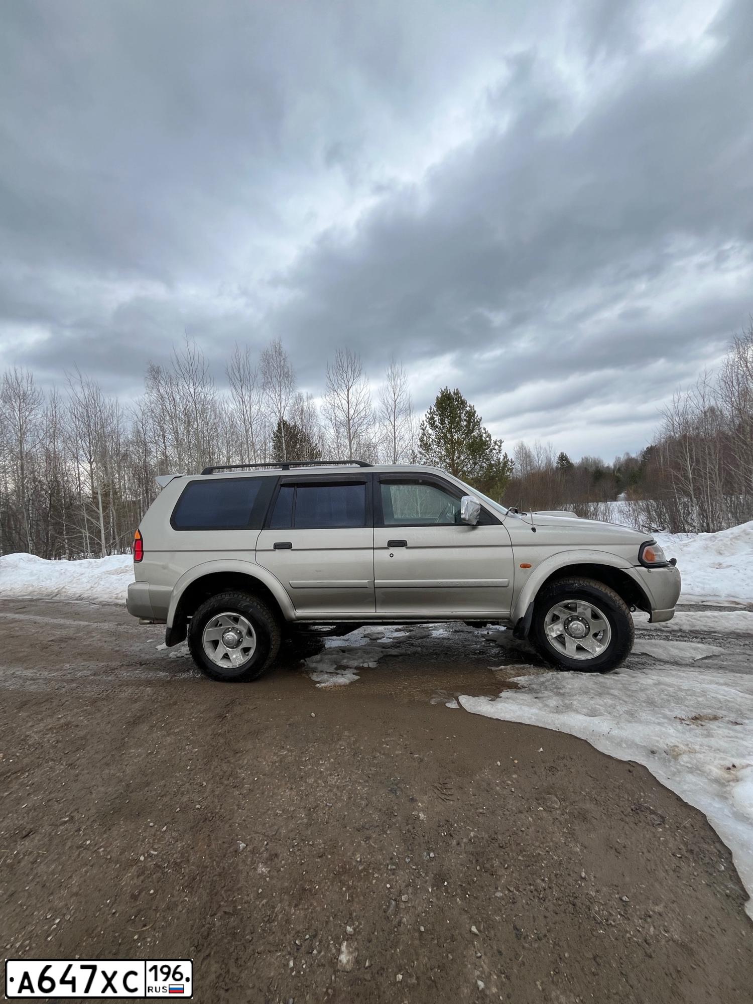 Фото автомобиля MITSUBISHI PAJERO SPORT, 2001 — госномер А647ХС196. Цвет: БЕЖЕВЫЙ
