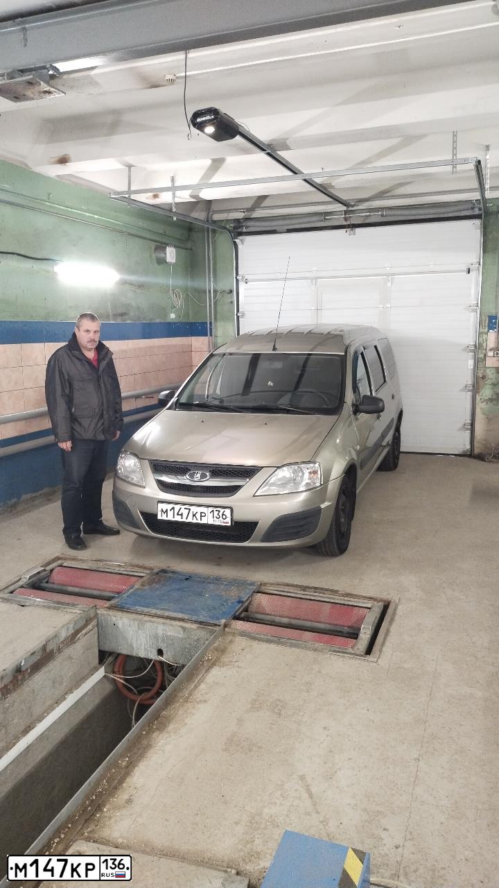Фото автомобиля LADA LARGUS, 2013 — госномер Р971МТ198. Цвет: СЕРО-БЕЖЕВЫЙ