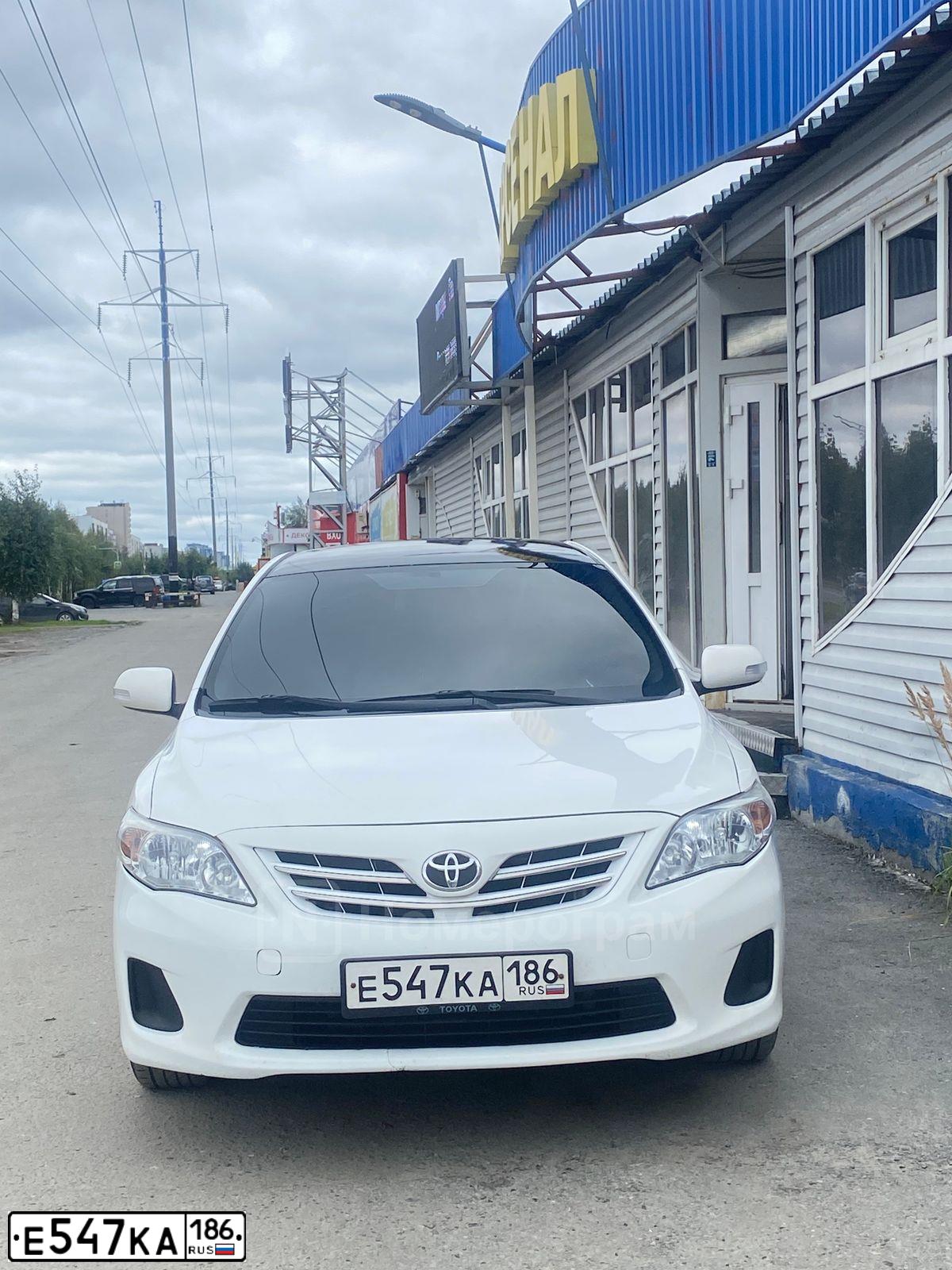 Фото автомобиля TOYOTA COROLLA, 2012 — госномер Е547КА186. Цвет: Белый