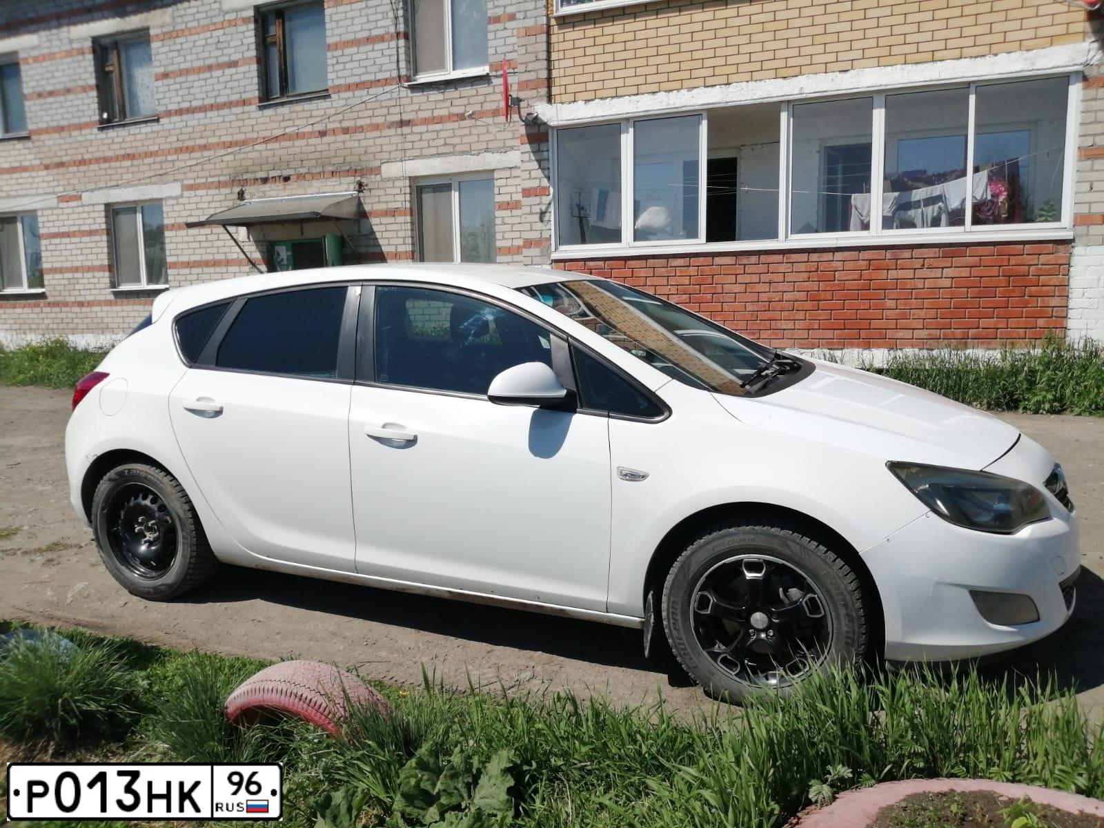 Фото автомобиля LADA 2112, 2008 — госномер Р013НК96. Цвет: ЧЕРНЫЙ