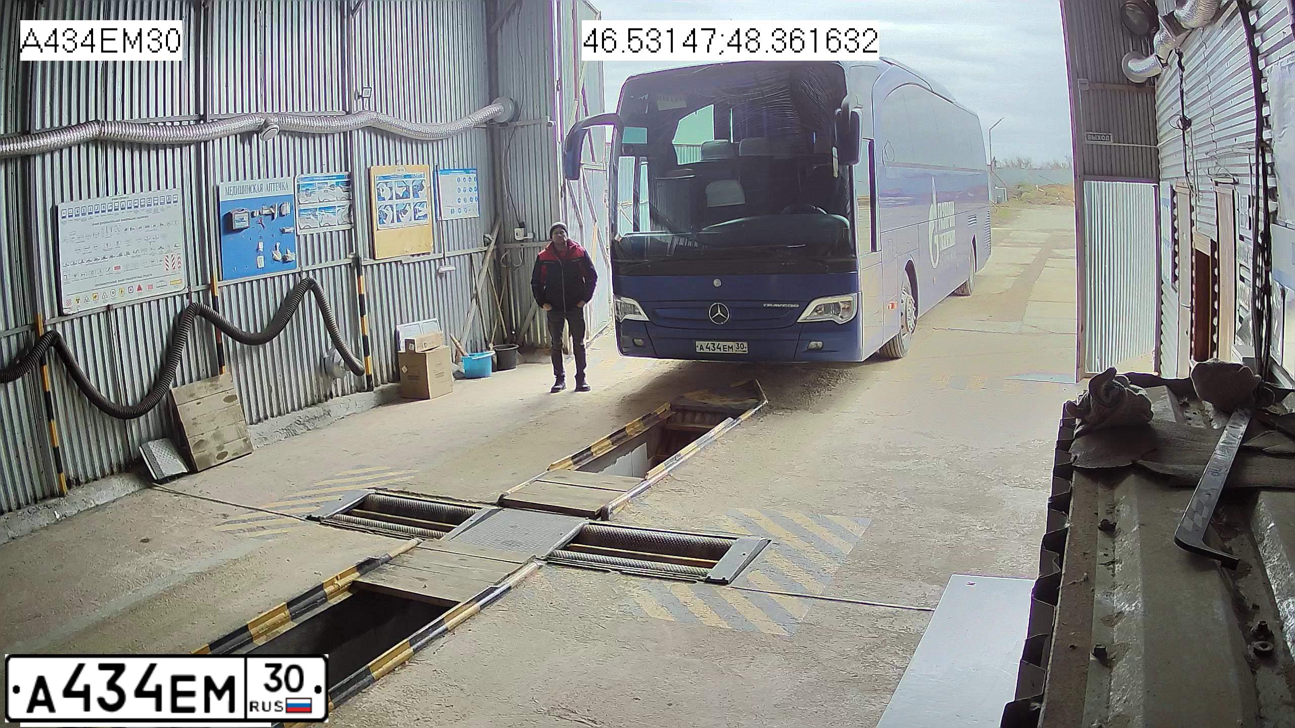 Фото автомобиля MERCEDES O 580 TRAVEGO, 2007 — госномер А434ЕМ30. Цвет: СИНИЙ