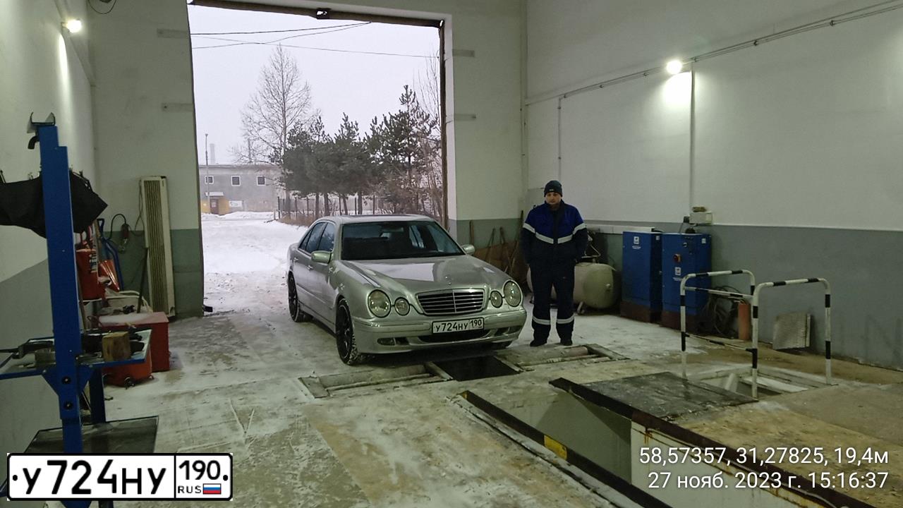 Фото автомобиля MERCEDES-BENZ E-CLASS, 1999 — госномер К496НМ53. Цвет: Серебристый
