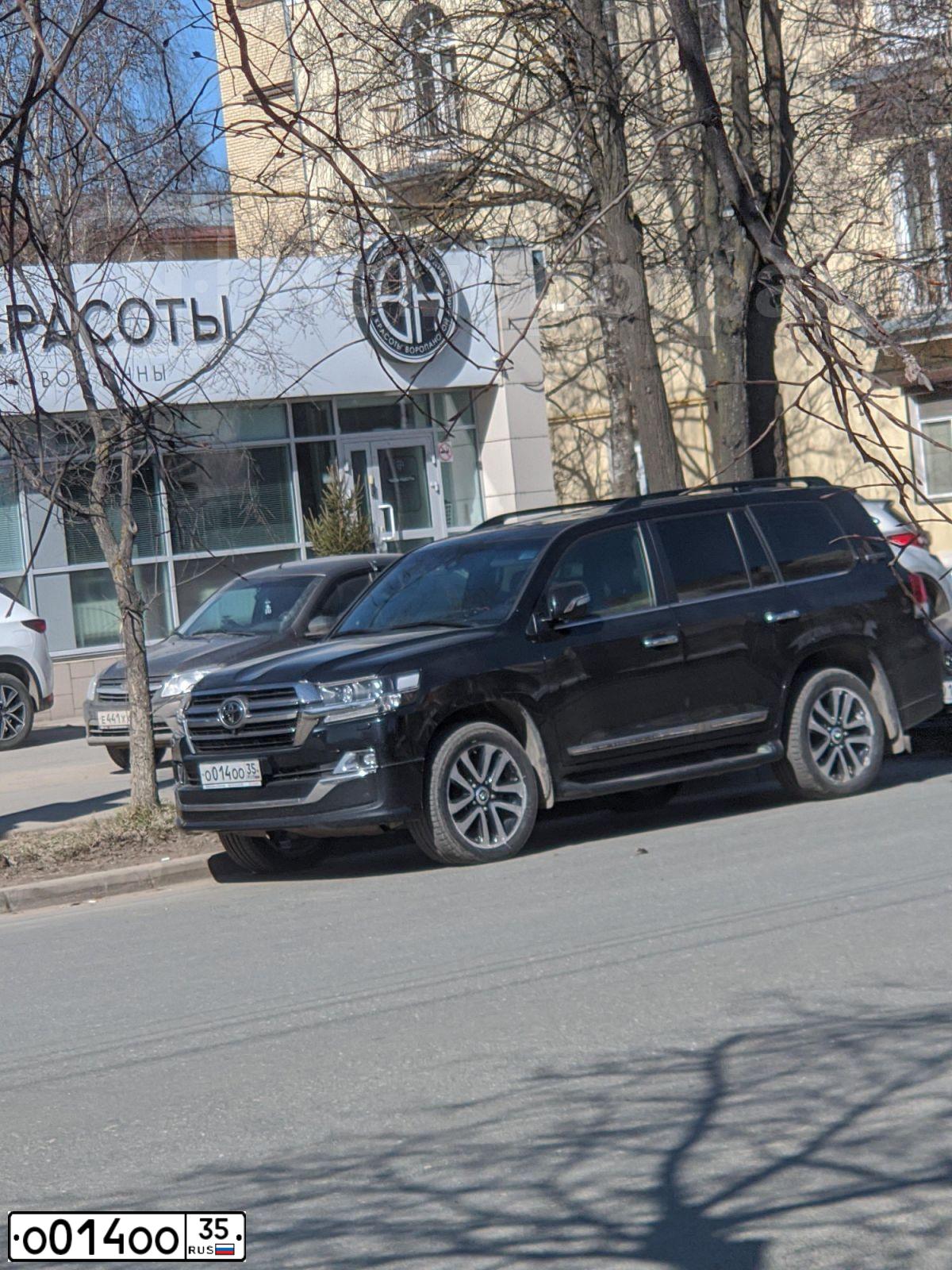 Фото автомобиля TOYOTA LANDCRUISER 200, 2018 — госномер О014ОО35. Цвет: ЧЕРНЫЙ