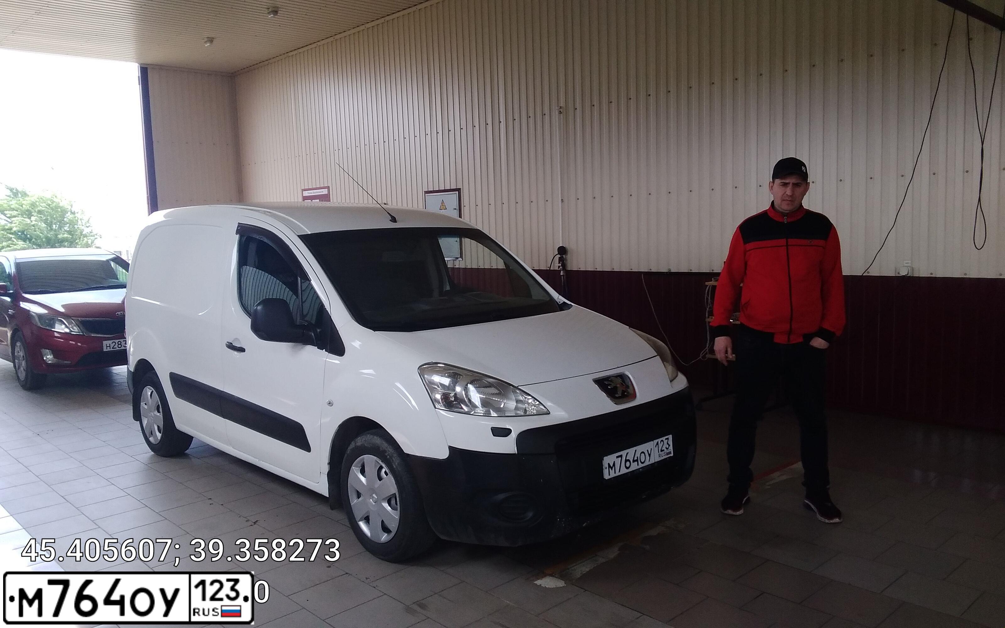 Фото автомобиля PEUGEOT PARTNER, 2010 — госномер Т303ВЕ123. Цвет: Белый