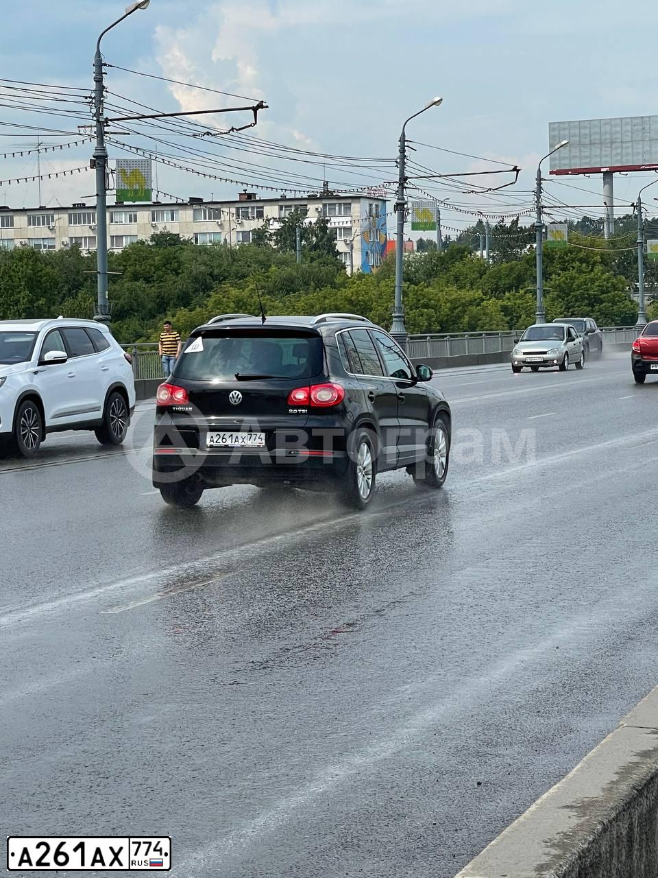 Фото автомобиля VOLKSWAGEN TIGUAN, 2011 — госномер А261АХ774. Цвет: ЧЕРНЫЙ