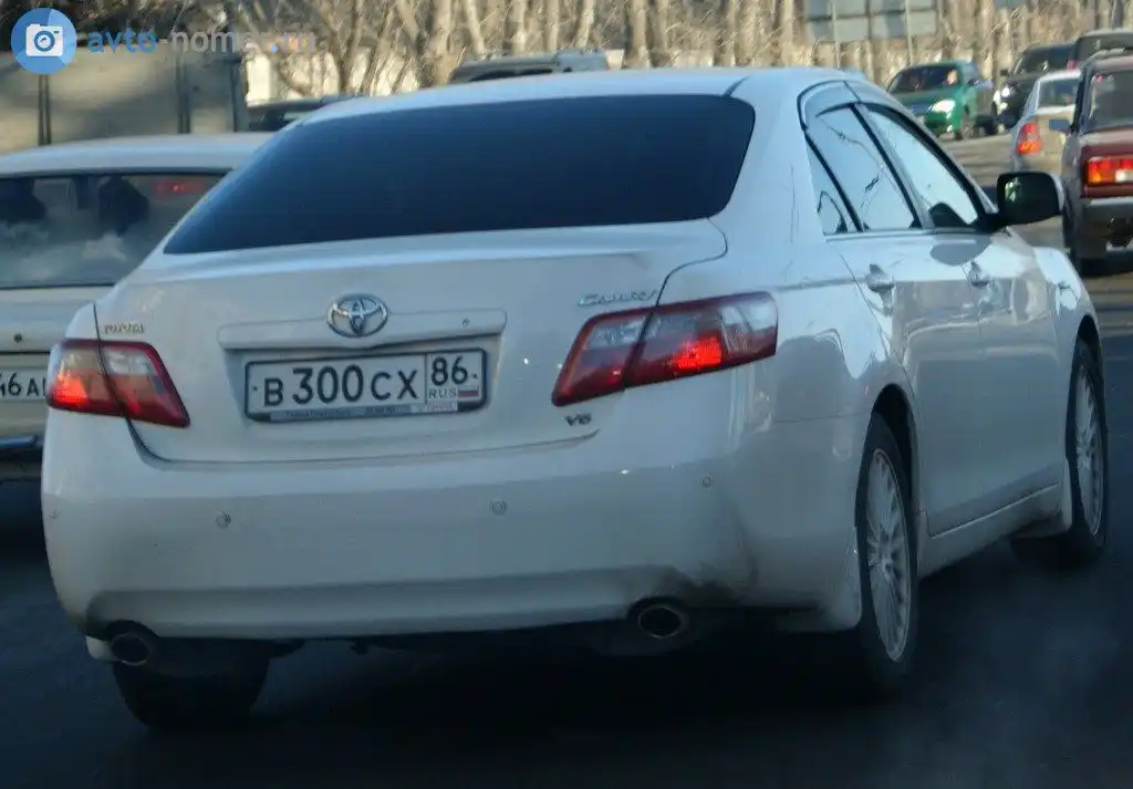 Фото автомобиля TOYOTA CAMRY, 2011 — госномер У008ОВ174. Цвет: СЕРЕБРИСТЫЙ МЕТАЛЛИК