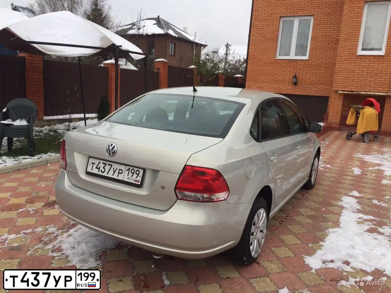 Фото автомобиля VOLKSWAGEN POLO, 2015 — госномер О402УО05. Цвет: ЖЕЛТЫЙ