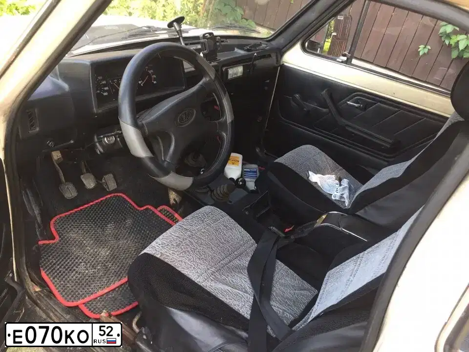 Фото автомобиля LADA 2121 NIVA, 1998 — госномер Е070КО52. Цвет: СВЕТЛО-БЕЖЕВЫЙ