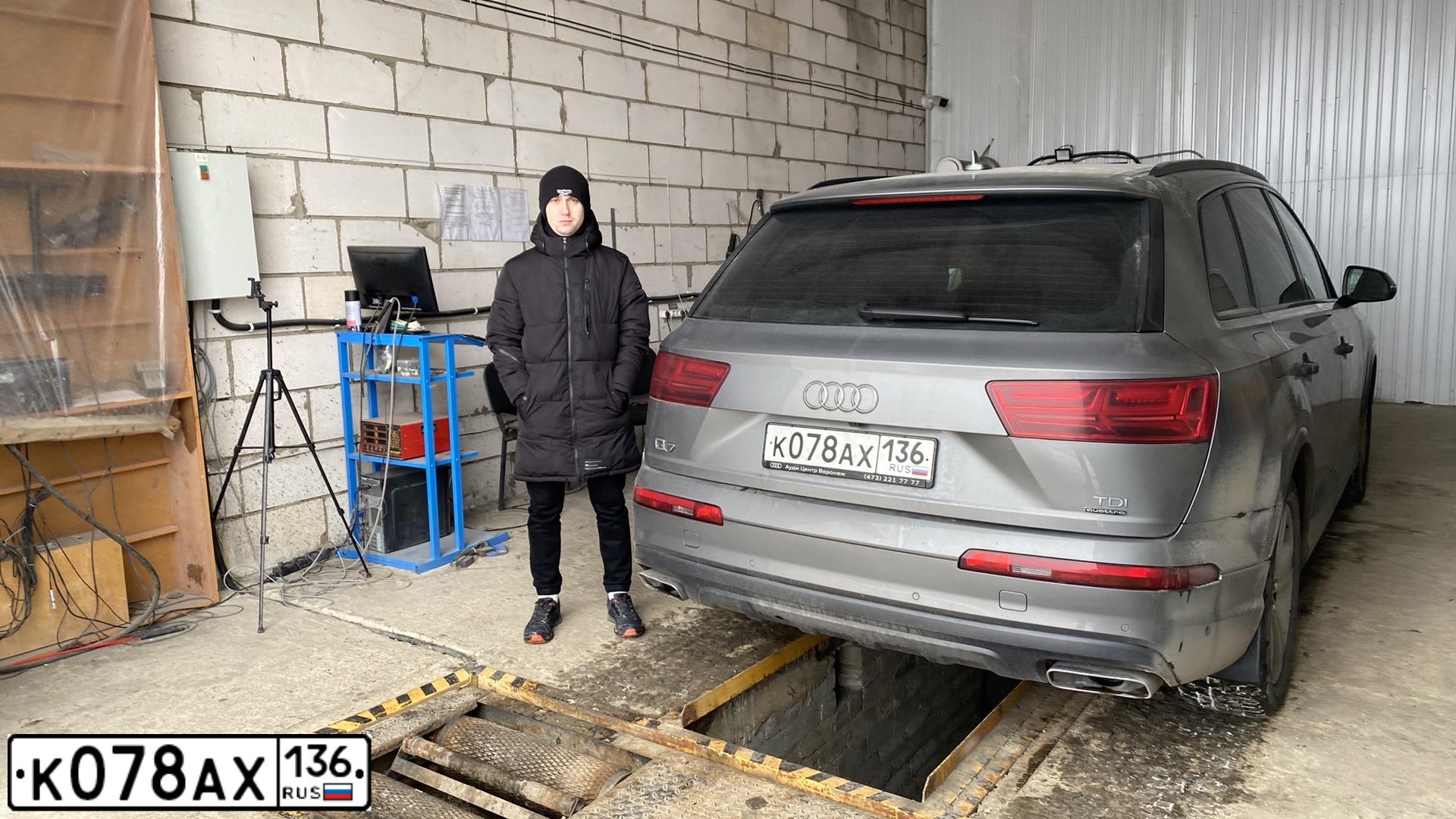 Фото автомобиля AUDI Q7, 2017 — госномер Р556КХ48. Цвет: СЕРЫЙ