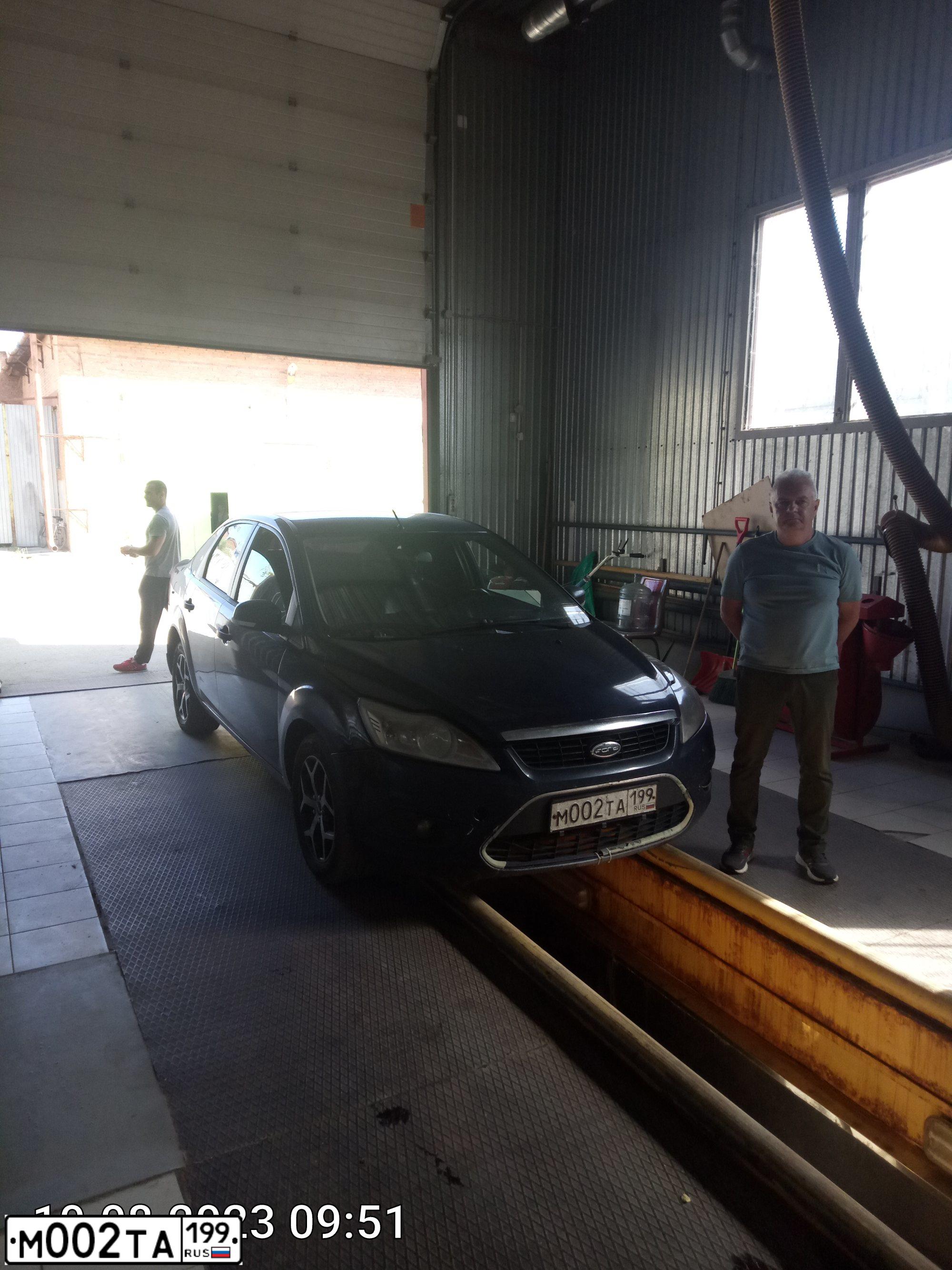 Фото автомобиля FORD FOCUS, 2010 — госномер М002ТА199. Цвет: Темно-синий