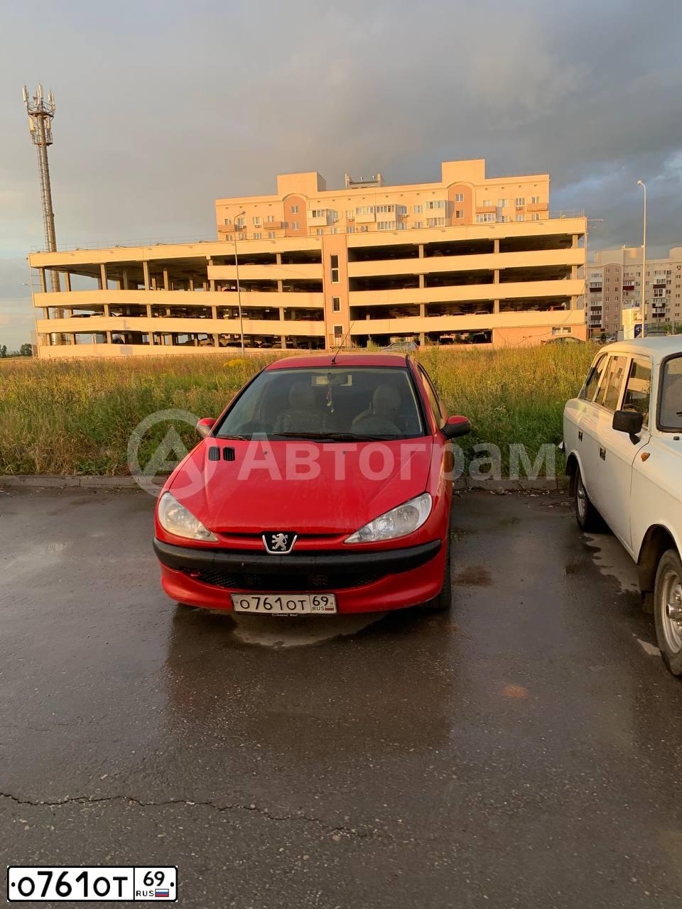 Фото автомобиля PEUGEOT 206, 2006 — госномер Е105РВ177. Цвет: Красный