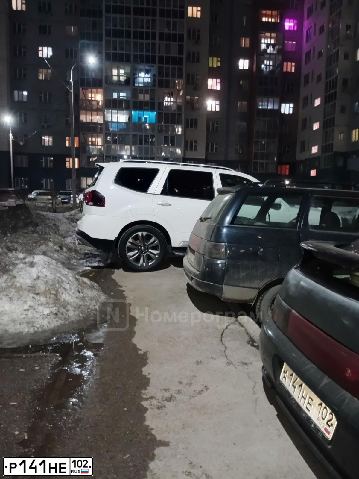 Фото автомобиля HYUNDAI IX35, 2013 — госномер Р141НЕ102. Цвет: СЕРЕБРИСТЫЙ