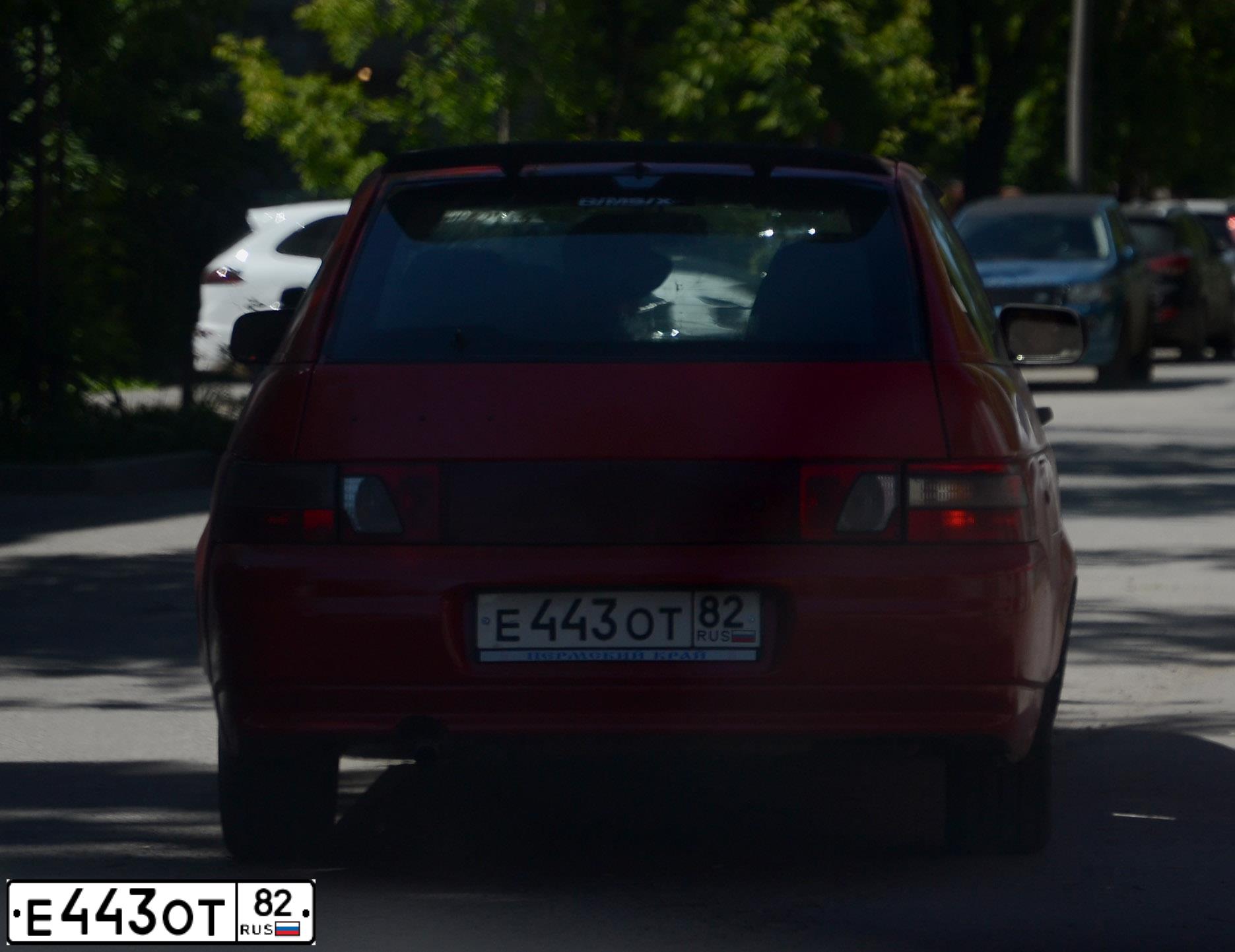 Фото автомобиля LADA 2112, 2007 — госномер Е443ОТ82. Цвет: ЯРКО-КРАСНЫЙ