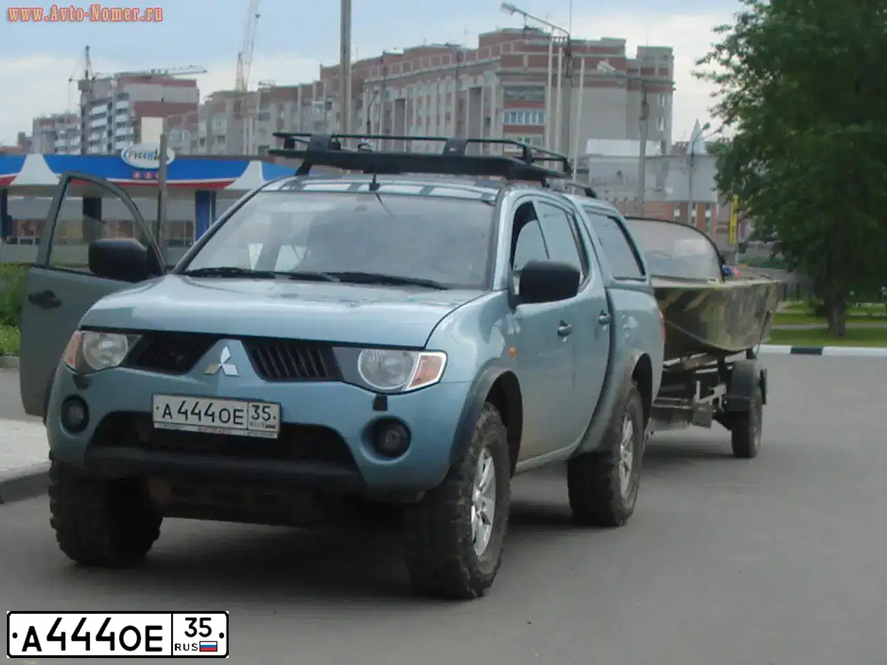 Фото автомобиля MITSUBISHI L 200, 2007 — госномер А444ОЕ35. Цвет: Серый