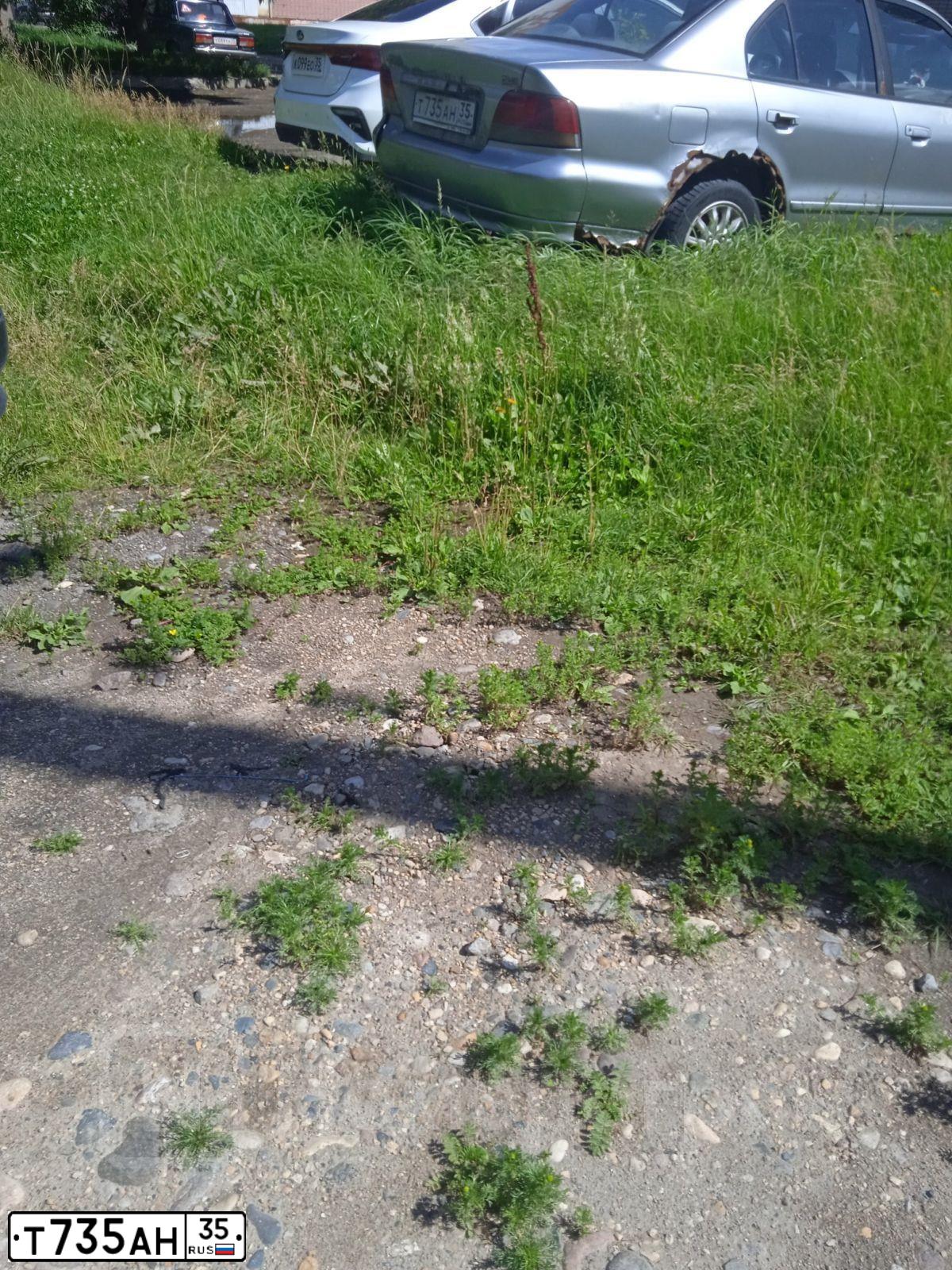 Фото автомобиля MITSUBISHI GALANT, 1998 — госномер Т735АН35. Цвет: БЕЛЫЙ СЕРЕБРИСТЫЙ
