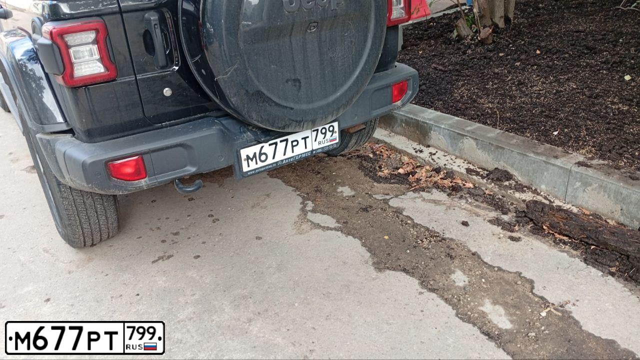 Фото автомобиля JEEP WRANGLER, 2019 — госномер М677РТ799. Цвет: ЧЕРНЫЙ