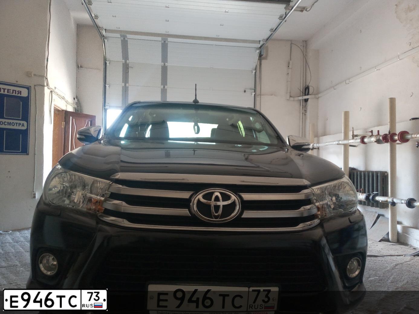 Фото автомобиля TOYOTA HILUX, 2017 — госномер М883КО763. Цвет: ЧЕРНЫЙ