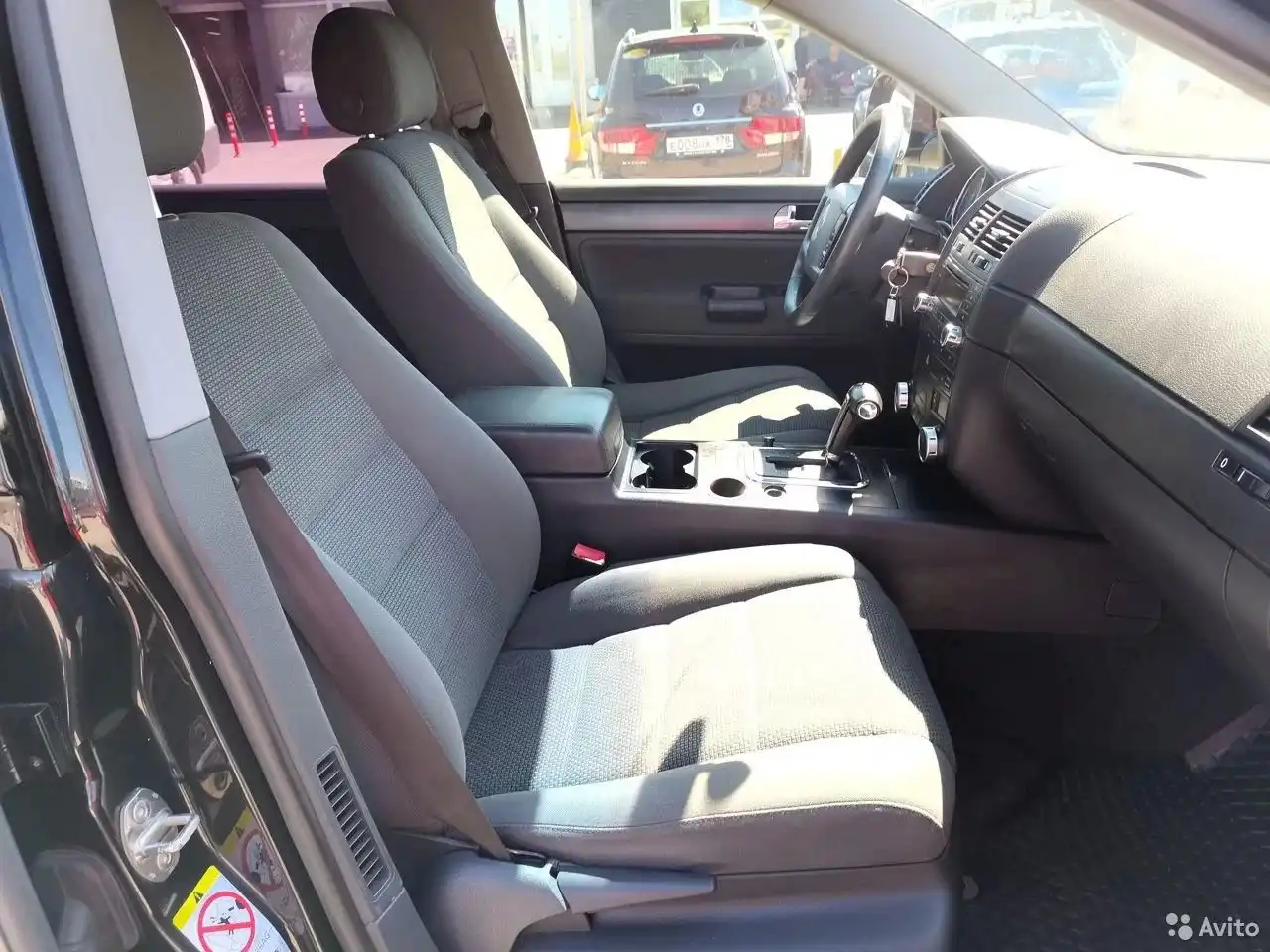 Фото автомобиля VOLKSWAGEN TOUAREG, 2011 — госномер В606ЕА60. Цвет: синий