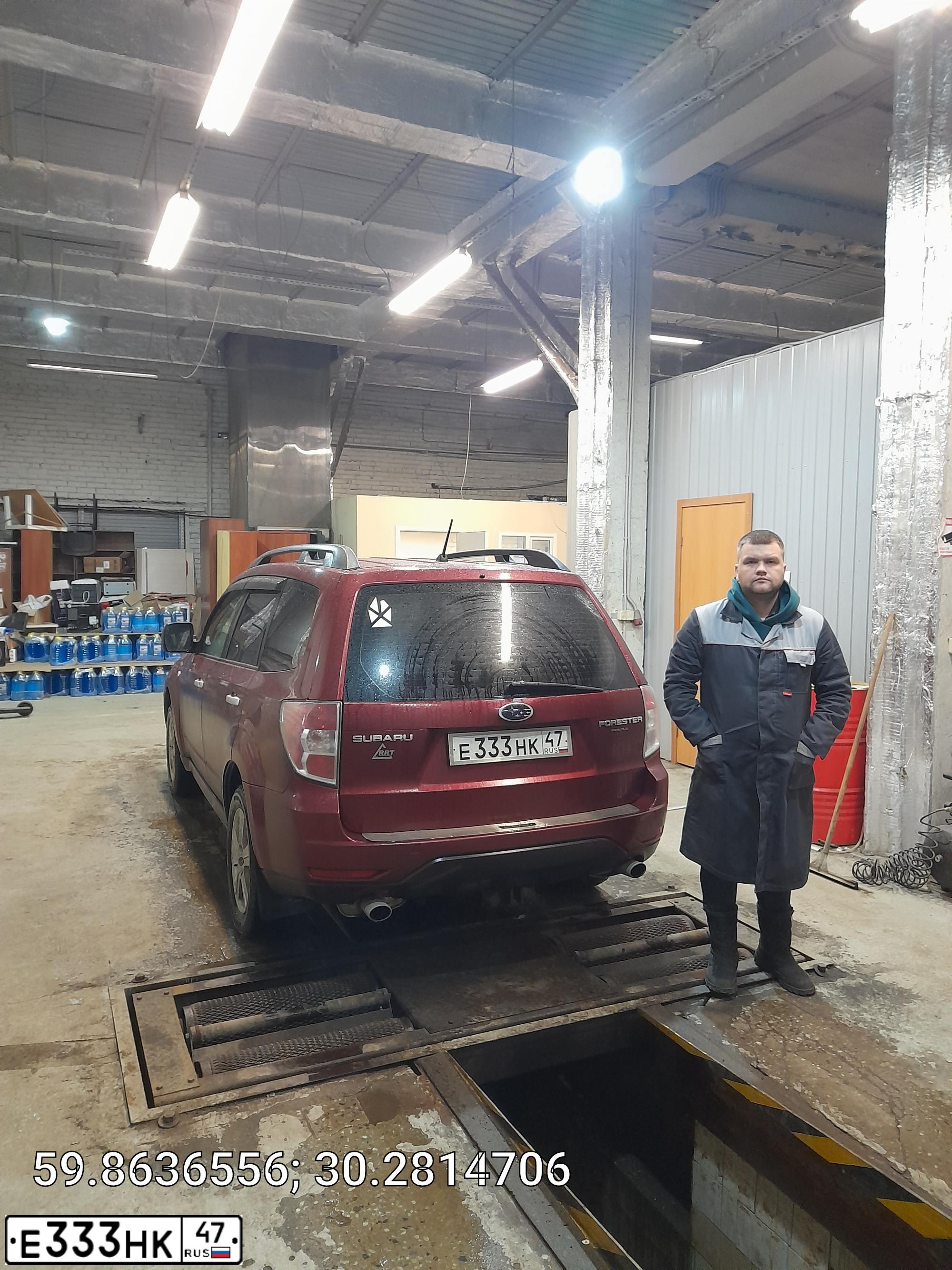 Фото автомобиля SUBARU FORESTER, 2008 — госномер Е333НК47. Цвет: Красный