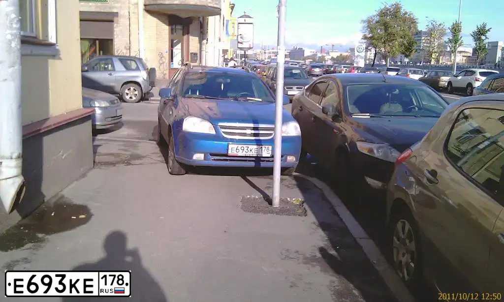 Фото автомобиля CHEVROLET LACETTI, 2011 — госномер Е693КЕ178. Цвет: СИНИЙ