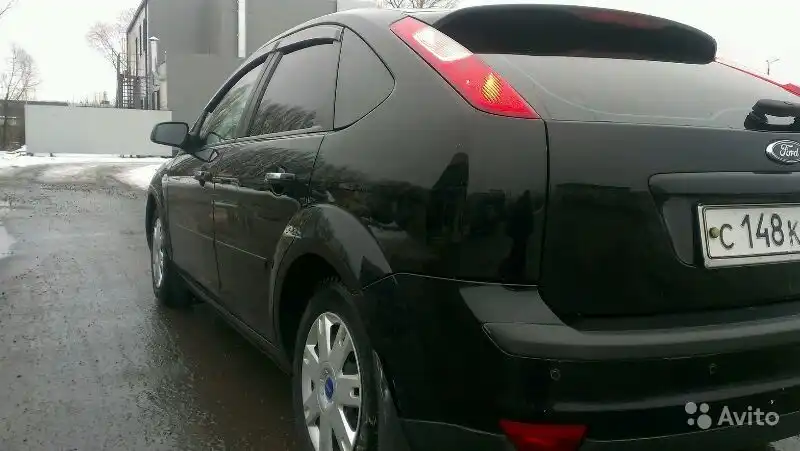 Фото автомобиля FORD FOCUS, 2007 — госномер В913ОЕ98. Цвет: ЧЕРНЫЙ