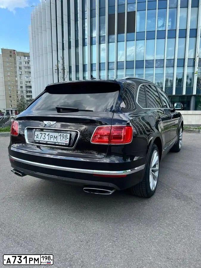 Фото автомобиля BENTLEY BENTAYGA, 2018 — госномер А731РМ198. Цвет: ТЕМНО-КОРИЧНЕВЫЙ