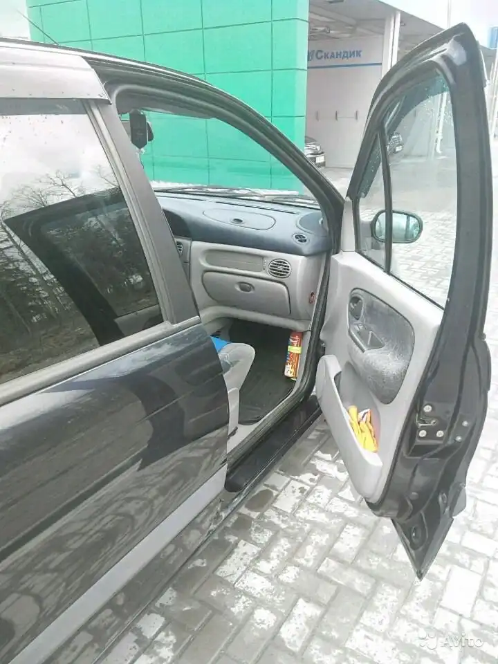 Фото автомобиля RENAULT MEGANE /GRAND/ SCENIC, 2000 — госномер М063СМ198. Цвет: Темно-синий