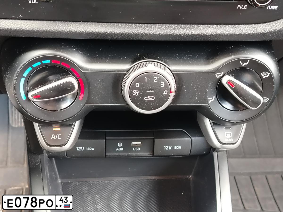 Фото автомобиля KIA RIO, 2020 — госномер Е078РО43. Цвет: СЕРЫЙ